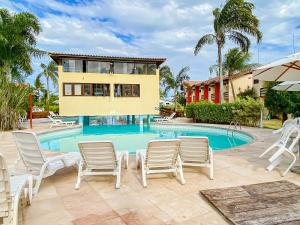 Casas com 2 ou 3 suítes no Residencial Jerusalem 2,frente mar em Coroa Vermelha (BA), condomíonio com piscina, sauna e portaria 24hrs atravessou a rua está no mar.