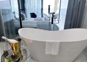 LUX - Bath with a Baltic View Rewal - SPA Access