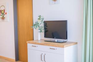 Ferienwohnpark Immenstaad am Bodensee Zwei-Zimmer-Apartment 49 33