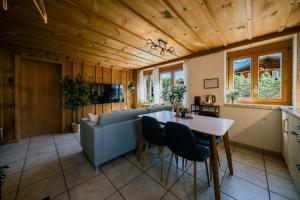 Alpine Oasis with Hot Tub in Schwanden next to Brienz