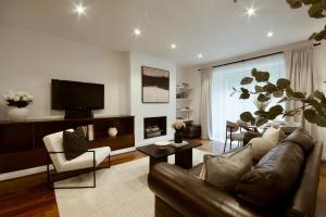 Minimal Designer Home with a Beautiful Garden