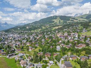 Appartement chic alpin de 100m² avec balcon et garage, proche centre Megève - FR-1-569-100