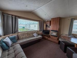 6 Berth Caravan At St Osyth Beach Holiday Park In Essex Ref 28007Gc