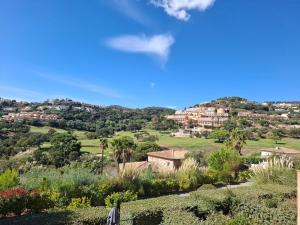 Charmant petit mas classé 3 étoiles, vue Golf et proche plage