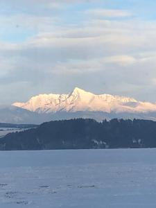 Zrub Kriváň Drevená chata s výhľadom na Tatry