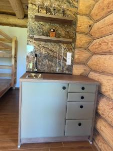 Zrub Kriváň Drevená chata s výhľadom na Tatry