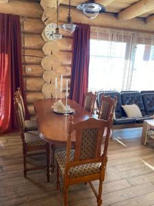 Zrub Kriváň Drevená chata s výhľadom na Tatry