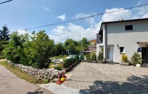 Gorgeous Apartment In Veprinac