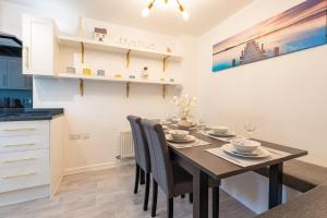 Cheerful 4-bedroom house with multiple car parking