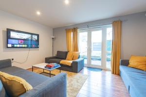 Cheerful 4-bedroom house with multiple car parking