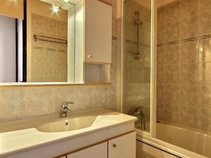 Studio 4 personnes au pied des pistes avec balcon, cuisine équipée et TV - FR-1-455-107