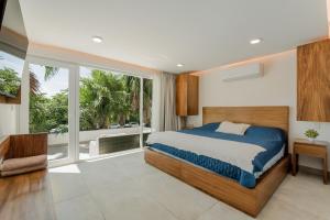 Renovated 2 BDR Beachfront by Casa Paraiso