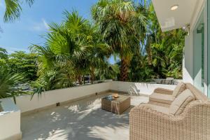 Renovated 2 BDR Beachfront by Casa Paraiso