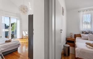 1 Bedroom Cozy Apartment In Sibenik