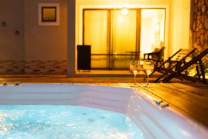 Chalé Novo - 4 quartos - 12 camas - Hidromassagem e Ar condicionado nos quartos - Cond Montserrat