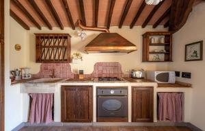 3 Bedroom Awesome Apartment In Casole Delsa