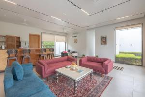 The Nivaas at Villa Bonita- Luxury Farm Stay with Pool, BBQ, Lawn in Jaipur