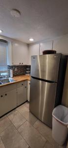 Historic District Downtown 3 Bedroom Apt with porches