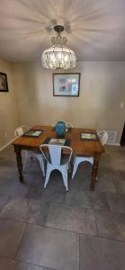 Historic District Downtown 3 Bedroom Apt with porches