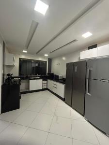 LINDA CASA EM CONDOMINIO de LUXO PERTO DA PRAINHA