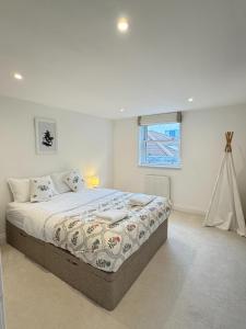 Woodpecker 4 Bed House in London