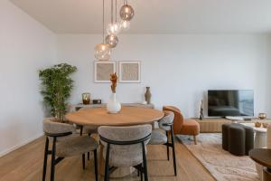 Beachfront Bliss - Stunning Sea Views & Balcony