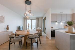 Beachfront Bliss - Stunning Sea Views & Balcony