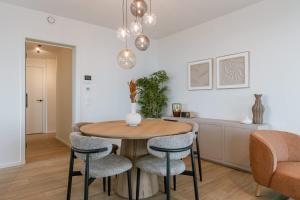 Beachfront Bliss - Stunning Sea Views & Balcony