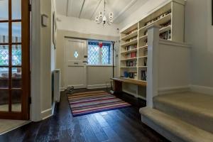 Spacious 4BR Home in Moseley Village near centre