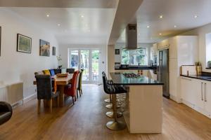 Spacious 4BR Home in Moseley Village near centre