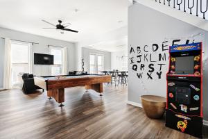 Downtown Indy Retreat Hot Tub Arcade Sleeps 16