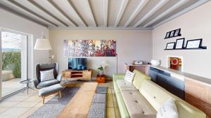 Peaceful Lakefront Living, your Buchillon Retreat! LR23B