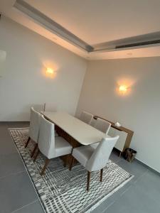 Business&Leisure ModernApartment in Central Khobar with smart entry