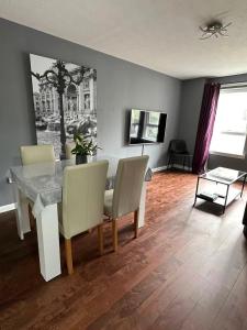 Two bedroom flat close to meadows with free parking by parking permit