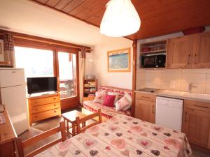 Petit 2 pièces cabine très ensoleillé avec balcon, TV, lave-linge et cuisine équipée - FR-1-293-140