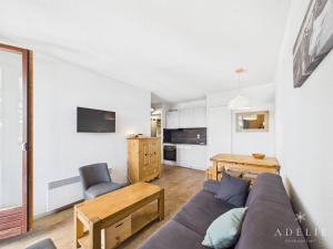 Bel Appartement Rénové avec Balcon - Ski aux Pieds, 5 Pers., Près des Commerces - FR-1-398-547