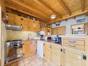 Chalet Savoyard pour 18 pers, proche pistes et commerces, cheminée, balcon, navette gratuite - FR-1-398-582