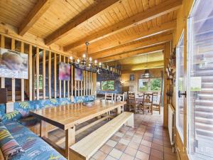 Chalet Savoyard pour 18 pers, proche pistes et commerces, cheminée, balcon, navette gratuite - FR-1-398-582