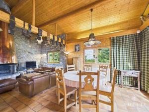 Chalet Savoyard pour 18 pers, proche pistes et commerces, cheminée, balcon, navette gratuite - FR-1-398-582