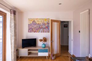 Beautiful and Warm 5-bed Home in Newark by Renzo, Free Parking, Close to A1