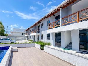 Apê pavimento superior com 2 quartos (ambos com ar), internet Privativa, próximo a praia de Taperapuã, Residencial Maria Vitoria condomínio com piscina e área gourmet