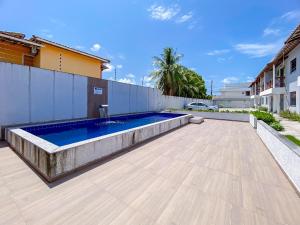 Apê pavimento superior com 2 quartos (ambos com ar), internet Privativa, próximo a praia de Taperapuã, Residencial Maria Vitoria condomínio com piscina e área gourmet