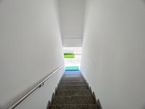 Apê pavimento superior com 2 quartos (ambos com ar), internet Privativa, próximo a praia de Taperapuã, Residencial Maria Vitoria condomínio com piscina e área gourmet