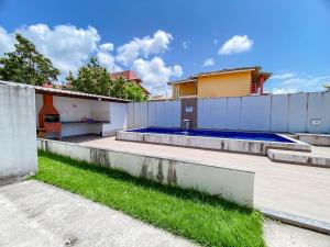 Apê pavimento superior com 2 quartos (ambos com ar), internet Privativa, próximo a praia de Taperapuã, Residencial Maria Vitoria condomínio com piscina e área gourmet