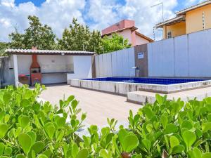 Apê pavimento superior com 2 quartos (ambos com ar), internet Privativa, próximo a praia de Taperapuã, Residencial Maria Vitoria condomínio com piscina e área gourmet