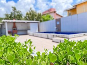 Apê pavimento superior com 2 quartos (ambos com ar), internet Privativa, próximo a praia de Taperapuã, Residencial Maria Vitoria condomínio com piscina e área gourmet