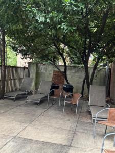 Large DUPLEX Apt 2Bdrm 1Den-Metro