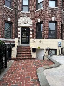 Large DUPLEX Apt 2Bdrm 1Den-Metro