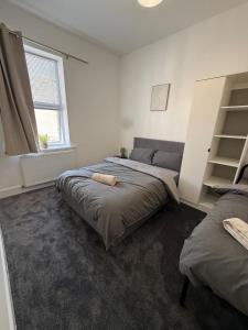 ResiLets Barnard St NEW Large 4 Bed House, Contractor Stays, Central