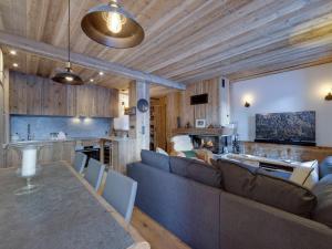Superbe duplex 68m² avec cheminée, 2 chambres, parking intérieur, et services inclus à Val dIsère - FR-1-567-46
